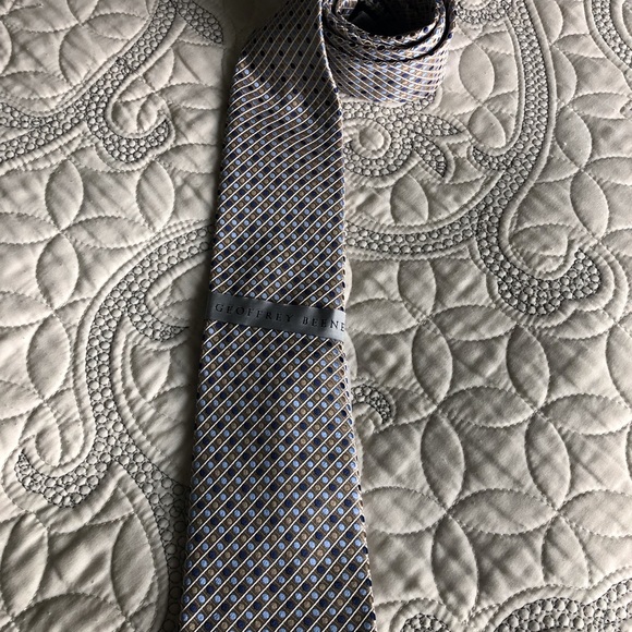 Geoffrey Beene tie. - Picture 2 of 3